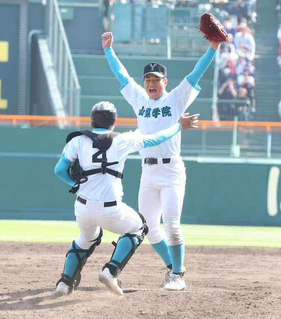 決勝も投げ抜き、勝利の瞬間ガッツポーズする山梨学院のエース・林(奥)