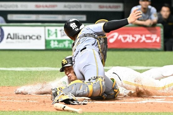 ソフトバンク・野村勇はタッチをかいくぐり勝ち越しに成功