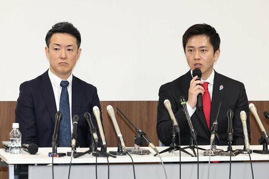 会見する横山英幸市長（左）と吉村洋文知事