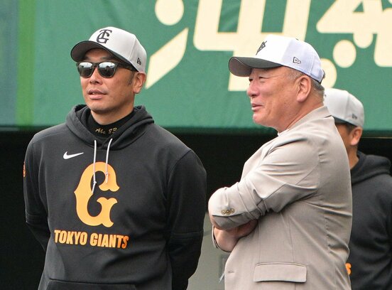 巨人の阿部前監督と高木豊氏（２０２５年の春季キャンプ）