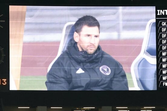 前半３７分、メッシがビジョンに映ると場内がざわつく