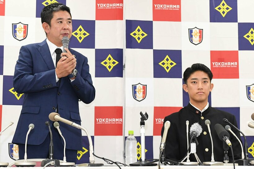 横浜・村田浩明監督（左）と織田翔希投手