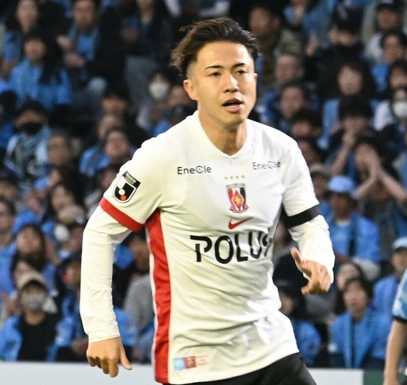 川崎戦で途中出場してプレーする浦和の安部裕葵