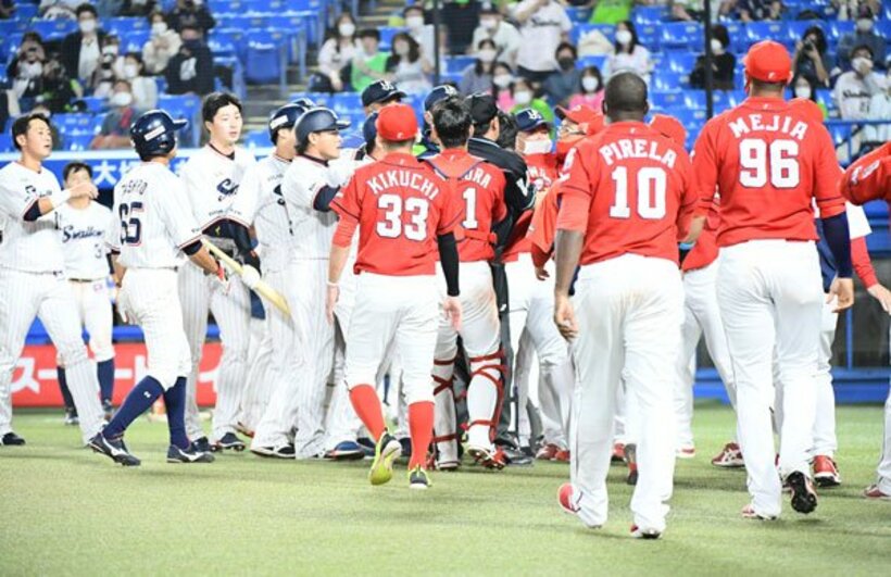  ホームに詰め寄るヤクルト、広島の選手たち
