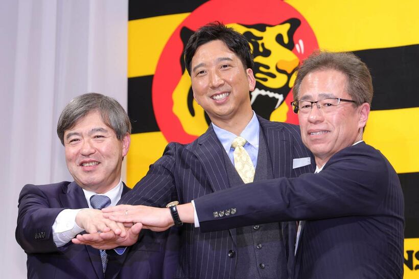 （左から）杉山健博オーナー、藤川球児監督、粟井一夫球団社長