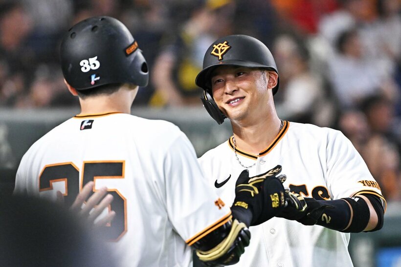 途中交代となった巨人・吉川尚輝(右)