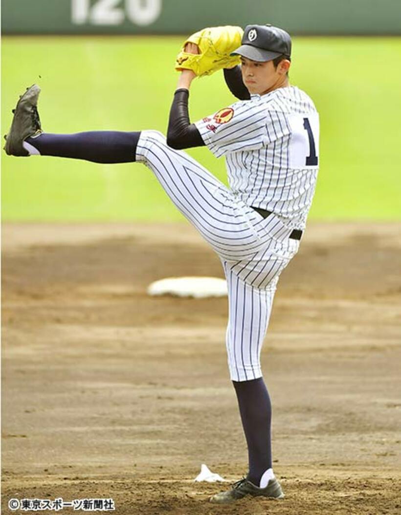 左足を高く上げる佐々木のフォーム
