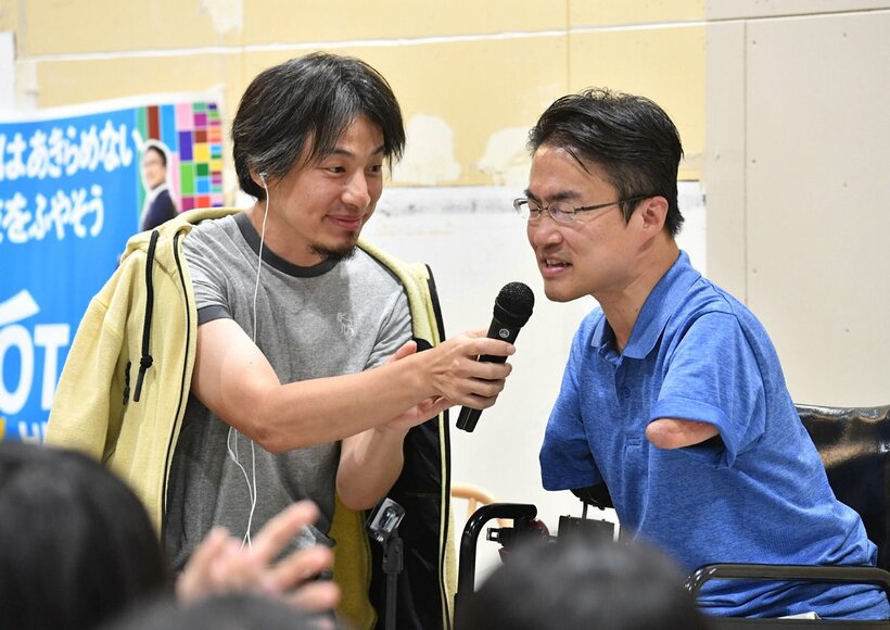  イベントに登場した乙武洋匡氏(右)とひろゆき氏（東スポWeb）