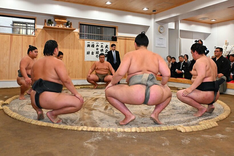 部屋開きで稽古を見守る秀ノ山親方（右奥）