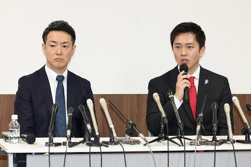 会見する横山英幸市長（左）と吉村洋文知事