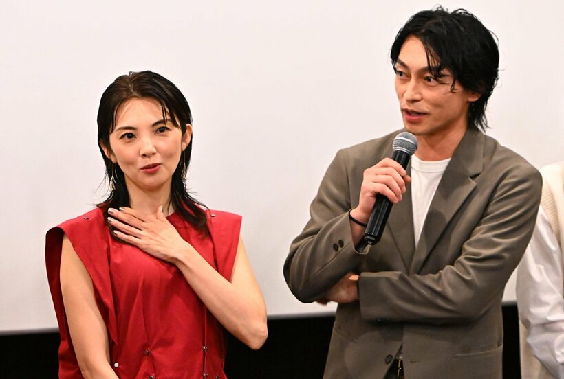 田中麗奈(左)と遠藤雄弥