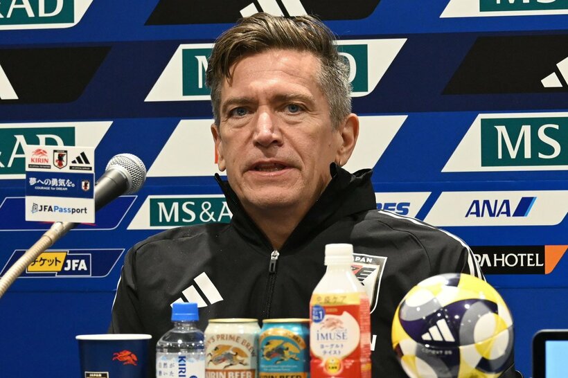 会見を行うなでしこジャパンのニルス・ニールセン監督