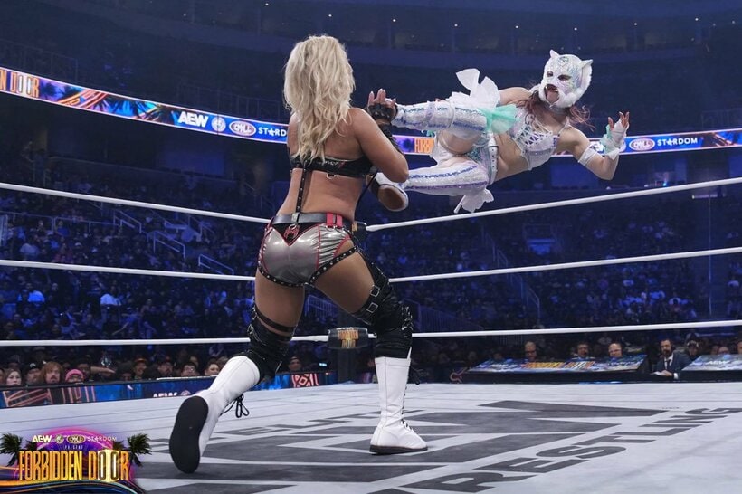 スターライト・キッド（右）はテクラに鋭いドロップキックをぶち込む（©All Elite Wrestling）