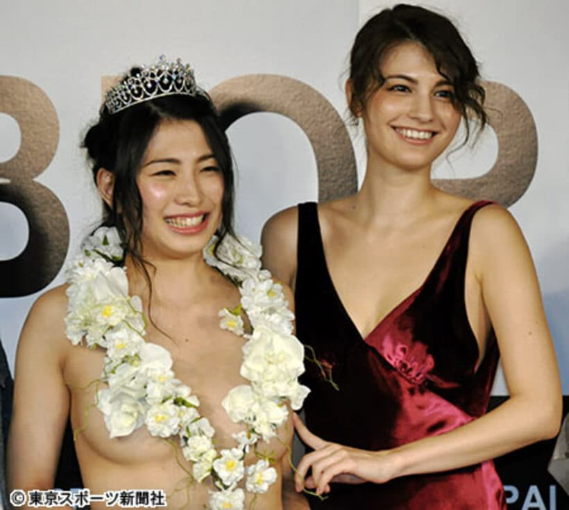 グランプリに輝いた中岡さん（左）のバストをタッチするマギー
