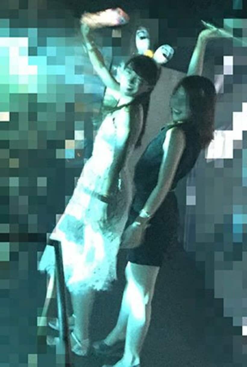サイリウムを振り回し、女友達とクラブで踊りまくる高部（左）