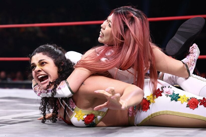 葉月（上）はペルセフォネをグラウンドで攻める©All　Elite　Wrestling