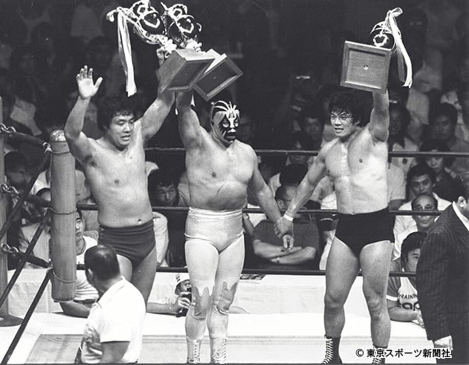  勝利者トロフィーを掲げる（左から）鶴田、マスカラス、藤波