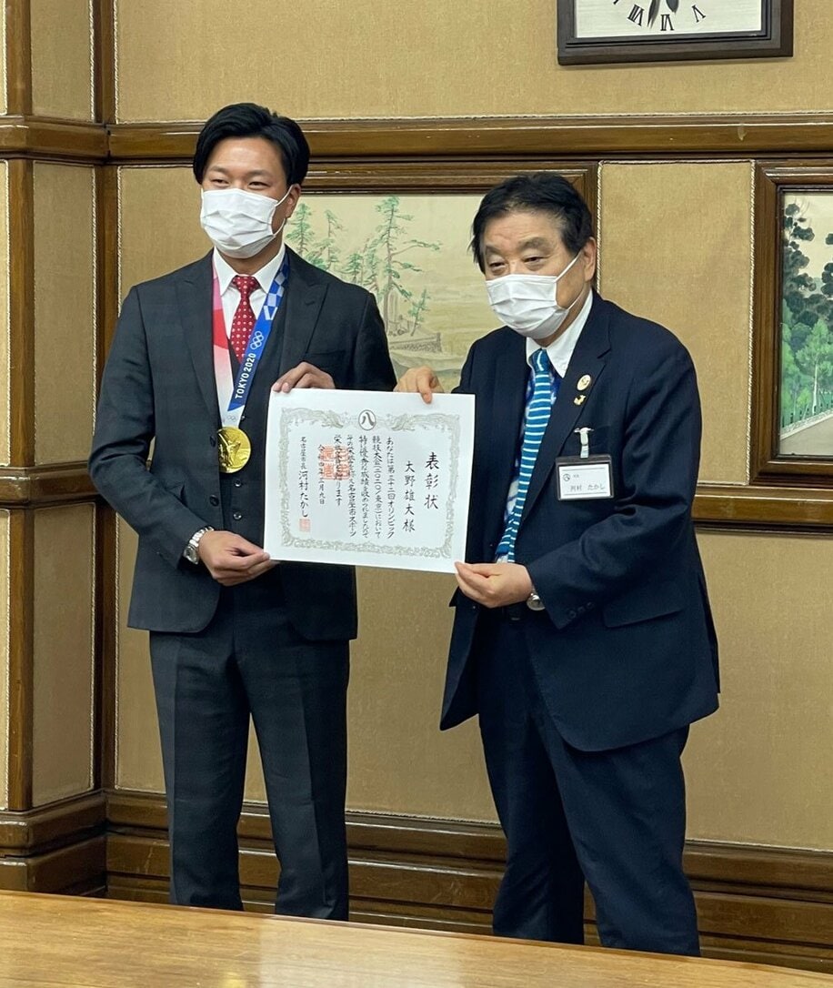  大野雄（左）に「名古屋市スポーツ栄誉賞」を贈呈した河村名古屋市長（東スポWeb）