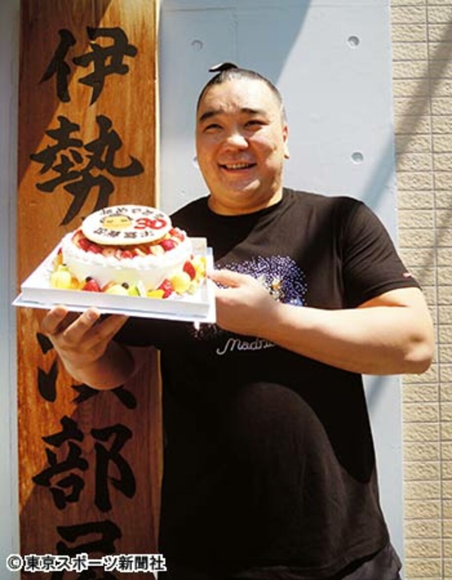 報道陣からケーキをプレゼントされた日馬富士