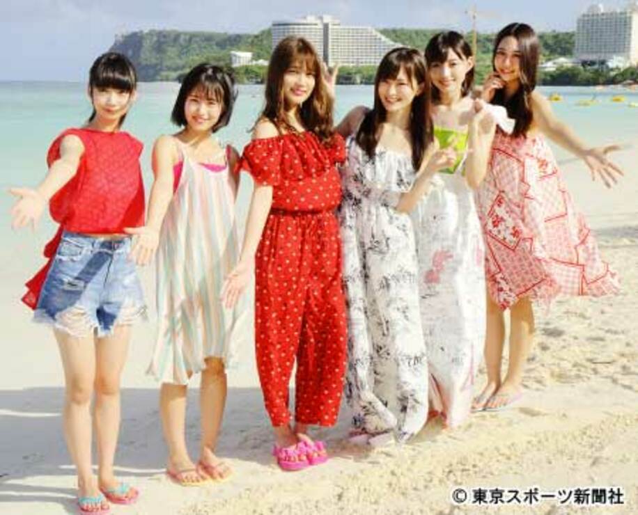  左から荻野由佳、朝長美桜、入山杏奈、山本彩、太田夢莉、古畑奈和