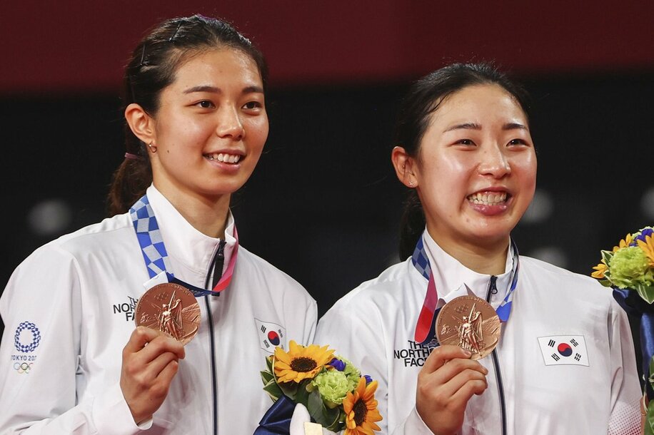  東京五輪の女子バドミントン女子ダブルスで銅メダルのキム・ソヨン(左）とコン・ヒヨン（ロイター）