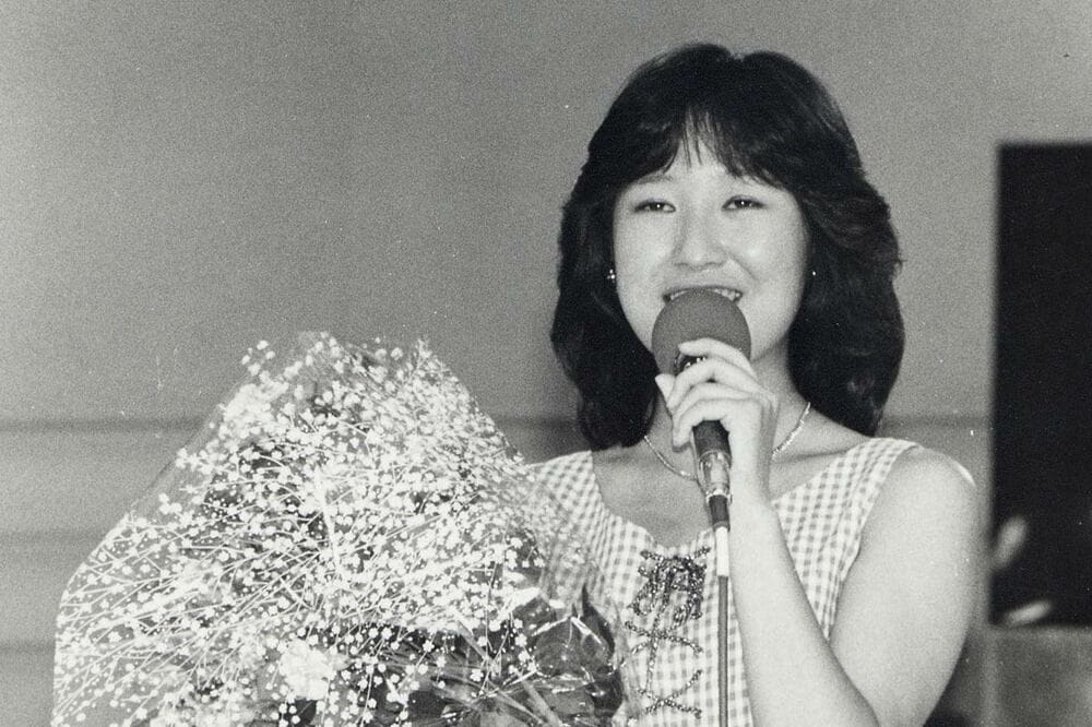 デビューシングル「水の星へ愛を込めて」を歌う森口博子（１９８５年）