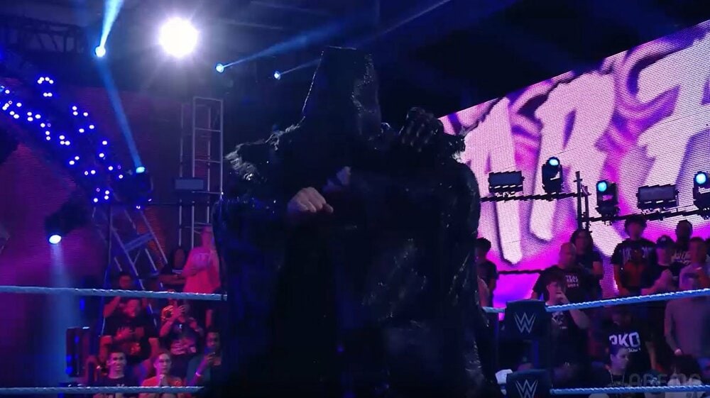 NARAKUはフードをかぶって入場する(©AbemaTV, Inc.)