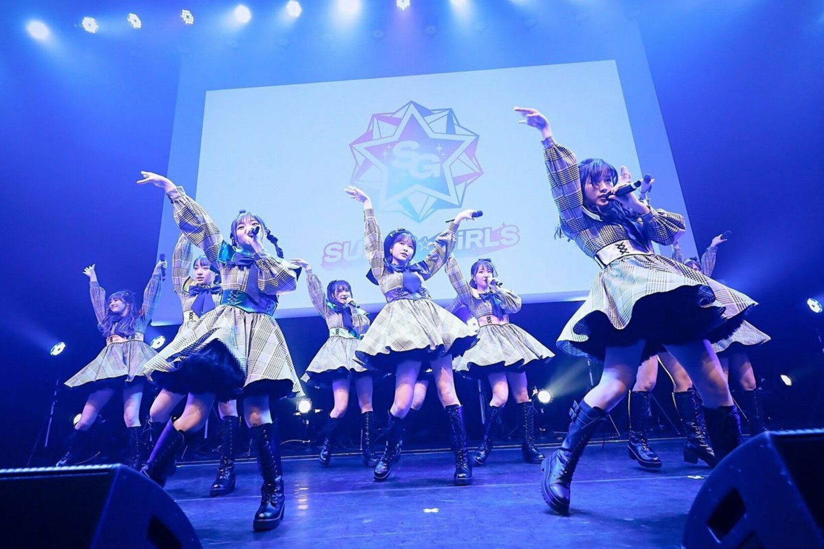 新曲「蒼い炎！！！！！！」など計３０曲を披露した