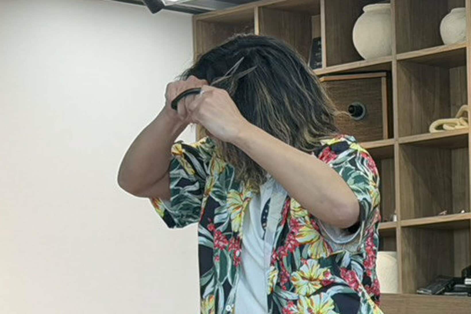 【写真】自身の髪を切るＣＨＩＡＫＩ