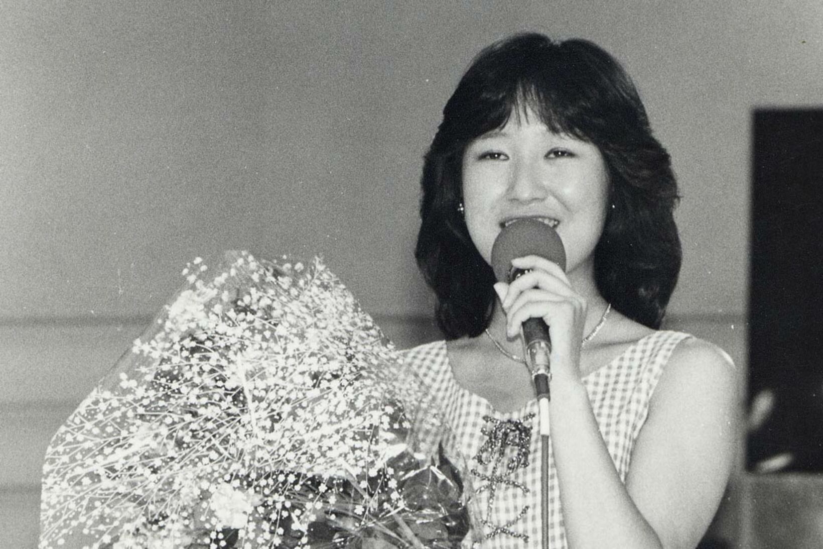 デビューシングル「水の星へ愛を込めて」を歌う森口博子（１９８５年）