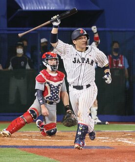  米国戦でサヨナラ打を放ったソフトバンク・甲斐(右)