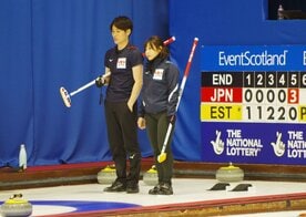  右から吉田夕梨花、松村雄太（公社　日本カーリング協会提供）