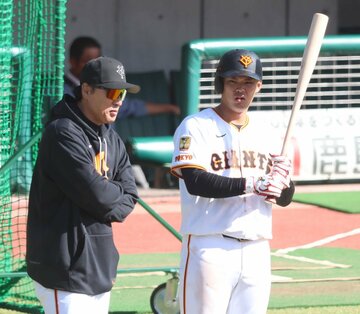 秋季キャンプで荒巻を指導するスンヨプ臨時打撃コーチ