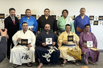後列左から元NHKアナウンサーの刈屋富士雄氏、大喜鵬氏、大翔鵬氏、旭大星氏、東龍氏。前列左から英乃海氏、臥牙丸氏、豊ノ島氏、松鳳山氏