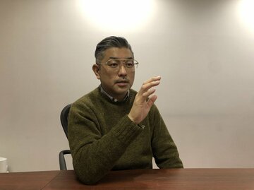  熱く語る豊島監督（東スポWeb）