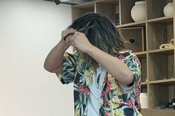 【写真】自身の髪を切るＣＨＩＡＫＩ