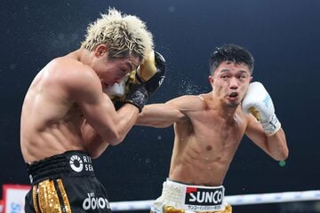 井上にパンチを見舞う中谷