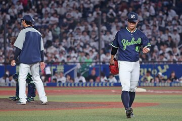 ５回、降板するヤクルト・高橋
