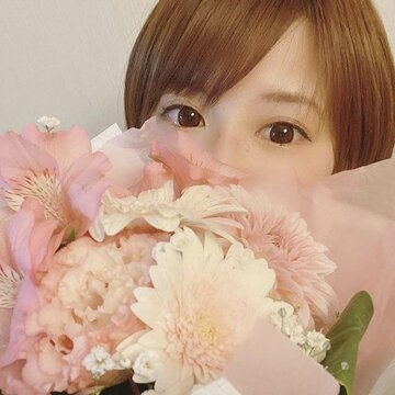  花束を持つ矢口真里（インスタグラム＝@mariyaguchi_officialから）