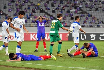  ＦＣ東京イレブンは大分に敗れ、ピッチ上でうなだれた
