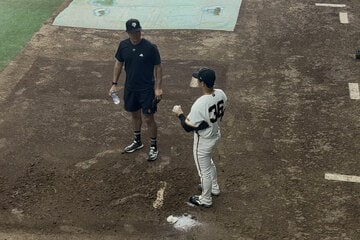 内海コーチ指導のもとフォーム確認を行う山城京平