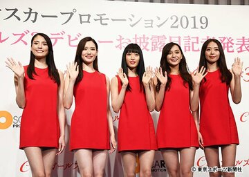  先月お披露目されたばかりのＣ.Ｃ.ガールズ３。早くも河合（左端）と鈴木（右から２人目）が離脱した