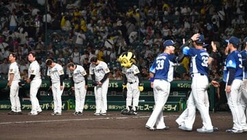 藤川球児監督、コーチ陣と交流戦優勝を決めた西武ナイン