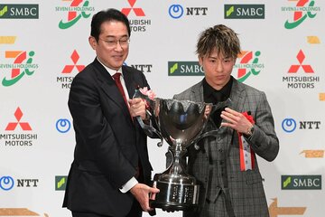 プレゼンターの岸田文雄首相（左）と記念撮影する井上尚弥