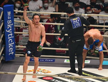  肩を落とす川名(右)を尻目に右拳を突き上げる矢地(左)