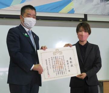  滋賀県の三日月知事から表彰を受けた遠藤エミ（東スポＷｅｂ）