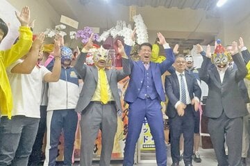 当選を確実にし、支援者とともに大阪プロレスのゼウス社長(中央右)の隣でバンザイするビリーケン・キッド