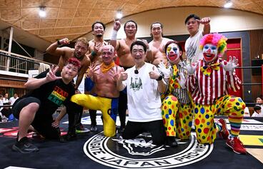 大会終了後、宮根誠司を中心に記念撮影する選手たち