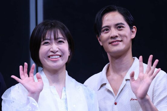 南沢奈央(左)と岡本圭人