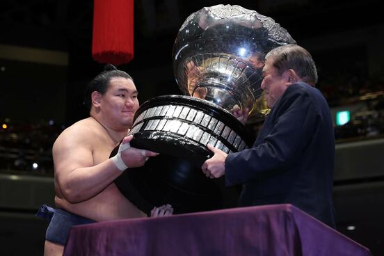 石破前首相から内閣総理大臣杯を受け取る豊昇龍（２０２５年初場所）